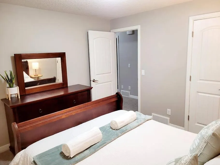 Apartamento Mahogany Escape - Your Calgary Oasis