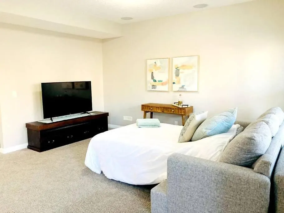 Apartment Mahogany Escape - Your Calgary Oasis